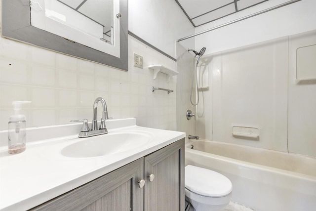 1012 GREEN STREET, Manitowoc, WI 54220