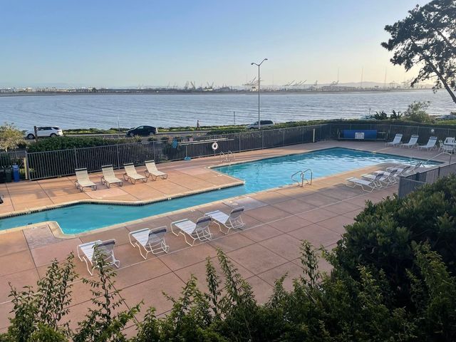 6 Captain DR E242, Emeryville, CA 94608