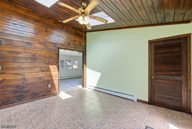 221 W End Ave, Hopatcong Boro, NJ 07843