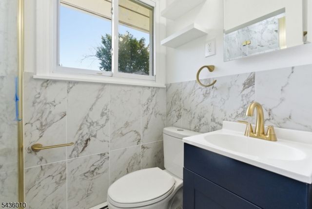 221 W End Ave, Hopatcong Boro, NJ 07843