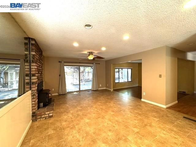 3740 Roundhill Dr, Pittsburg, CA 94565
