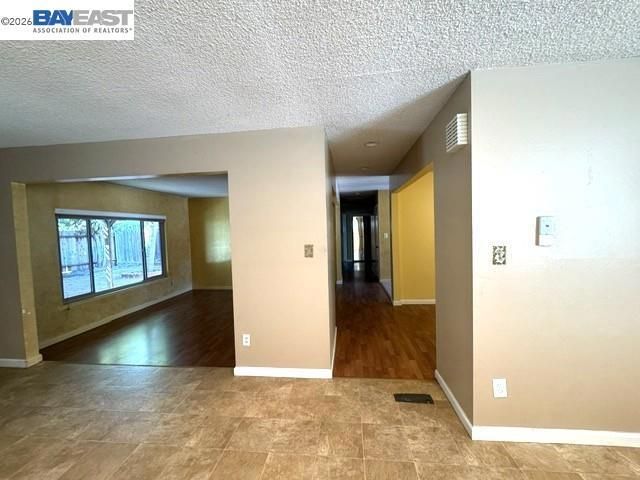 3740 Roundhill Dr, Pittsburg, CA 94565