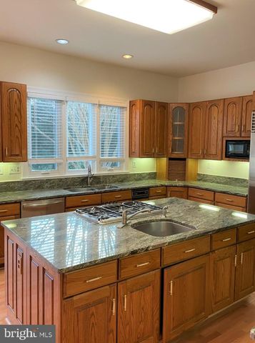 9 ALLOWAY CT, Potomac, MD 20854