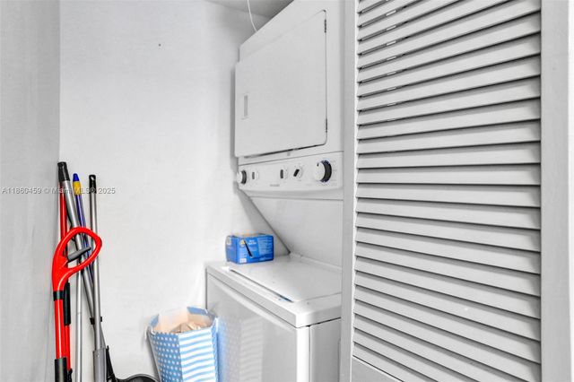 5613 NW 21st St 8-B, Lauderhill, FL 33313