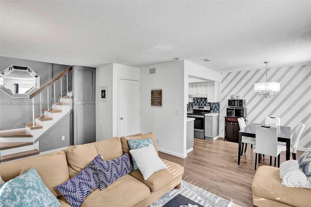 5613 NW 21st St 8-B, Lauderhill, FL 33313