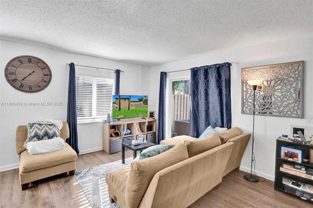 5613 NW 21st St 8-B, Lauderhill, FL 33313