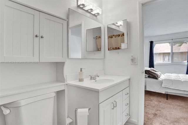 5613 NW 21st St 8-B, Lauderhill, FL 33313