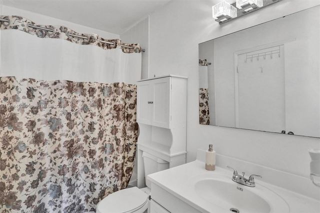 5613 NW 21st St 8-B, Lauderhill, FL 33313