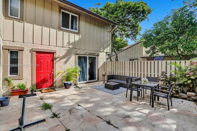 5613 NW 21st St 8-B, Lauderhill, FL 33313