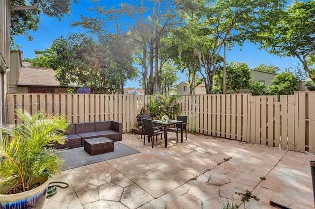 5613 NW 21st St 8-B, Lauderhill, FL 33313