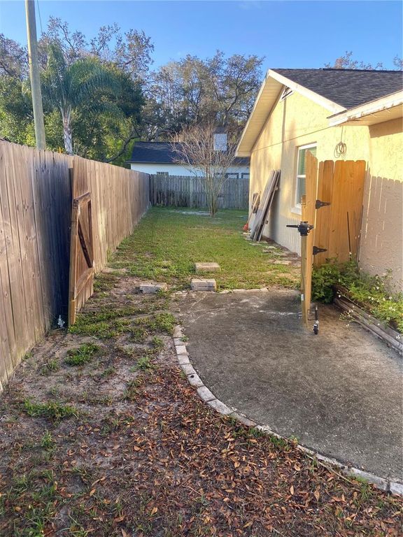 Image 5 of property listing at 1116 E OAKWOOD STREET, Tarpon Springs, FL 34689