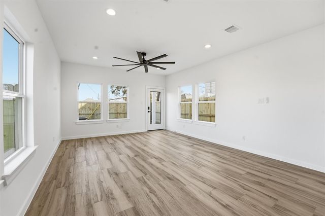 530 N 4th Street, La Porte, TX 77571