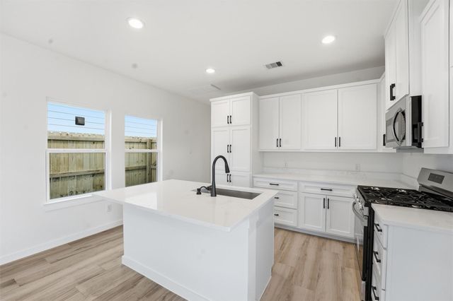 530 N 4th Street, La Porte, TX 77571