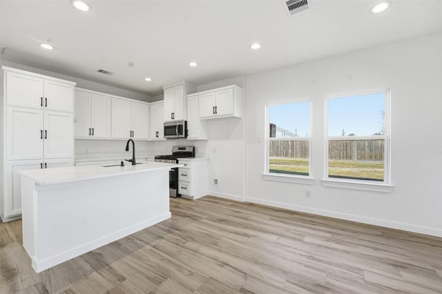 530 N 4th Street, La Porte, TX 77571