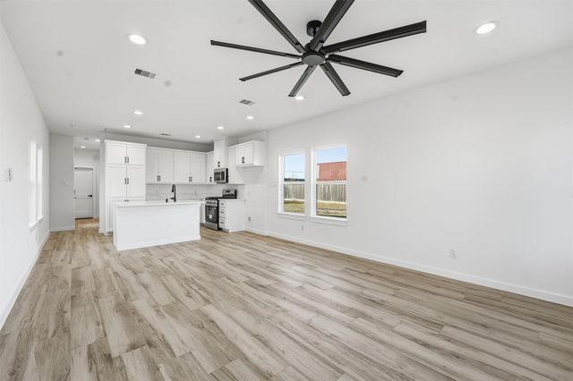 530 N 4th Street, La Porte, TX 77571