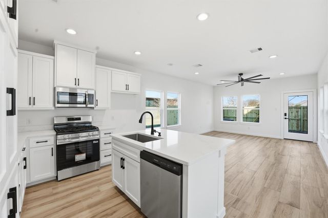 530 N 4th Street, La Porte, TX 77571