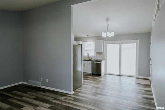 2256 E BLACK Avenue, Springfield, IL 62702