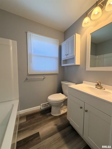 2256 E BLACK Avenue, Springfield, IL 62702