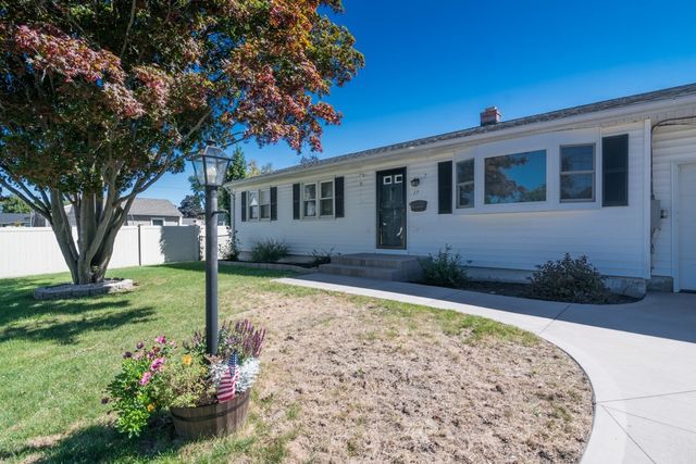 17 Pickering Street, Chicopee, MA 01013