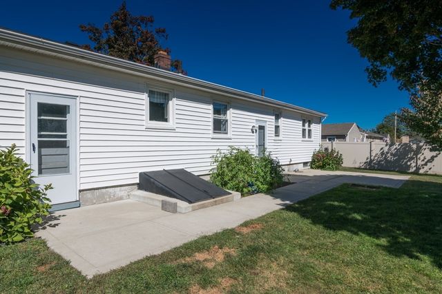 17 Pickering Street, Chicopee, MA 01013