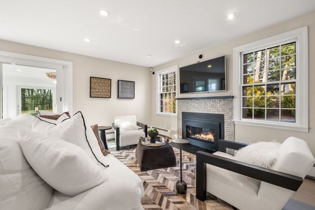 84 Royalston Rd, Wellesley, MA 02481