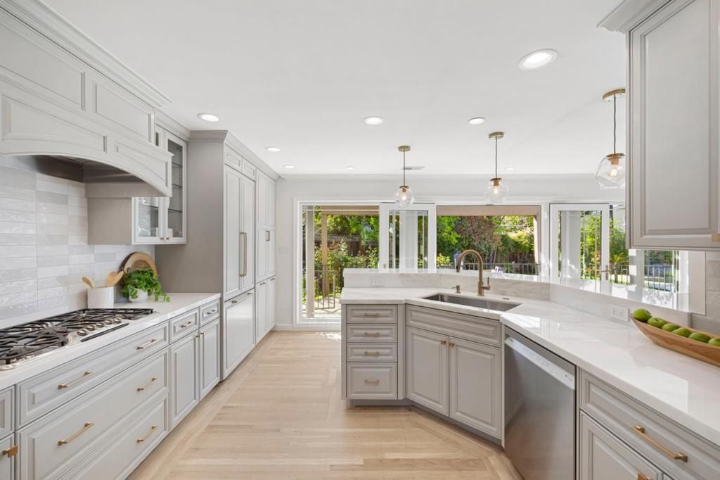 Image 12 of property listing at 6 El Sereno Drive, San Carlos, CA 94070