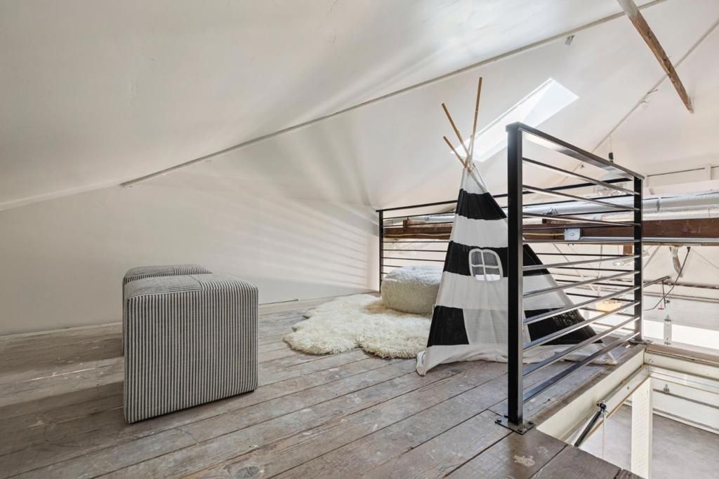 Image 58 of property listing at 6 El Sereno Drive, San Carlos, CA 94070