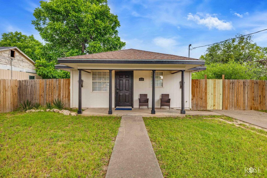 Image 1 of property listing at 210 W 10th Street, San Angelo, TX 76903