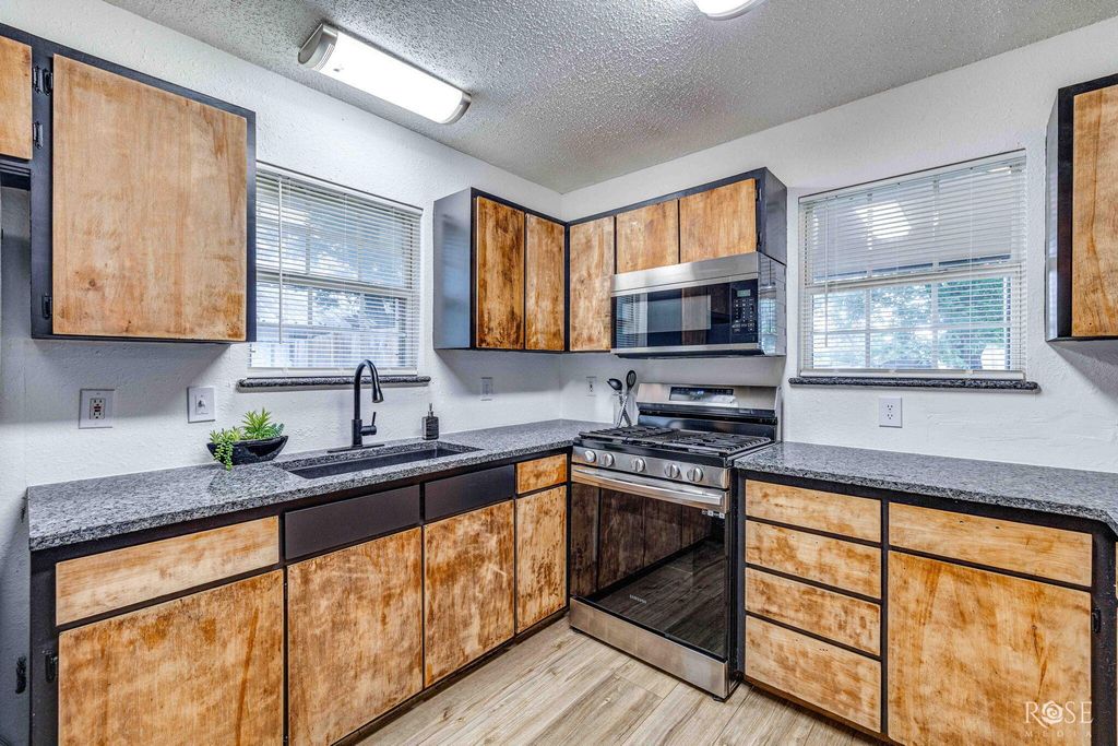 Image 11 of property listing at 210 W 10th Street, San Angelo, TX 76903