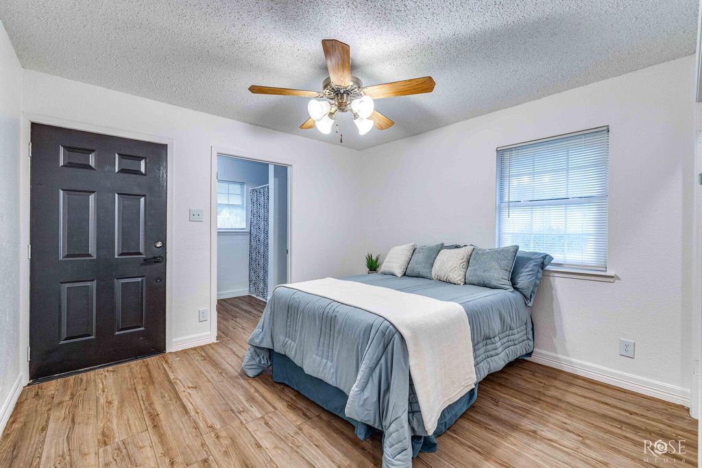Image 14 of property listing at 210 W 10th Street, San Angelo, TX 76903