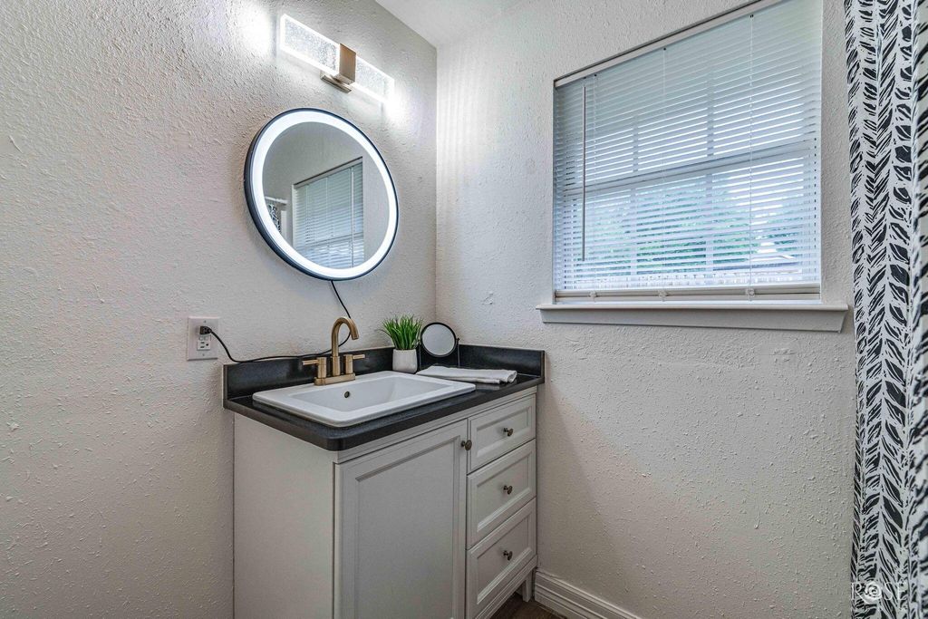 Image 17 of property listing at 210 W 10th Street, San Angelo, TX 76903