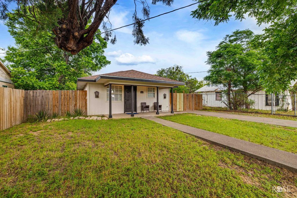 Image 2 of property listing at 210 W 10th Street, San Angelo, TX 76903