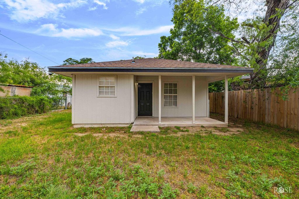 Image 27 of property listing at 210 W 10th Street, San Angelo, TX 76903
