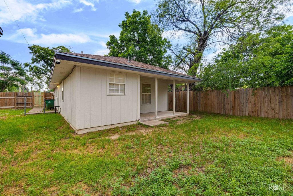 Image 28 of property listing at 210 W 10th Street, San Angelo, TX 76903
