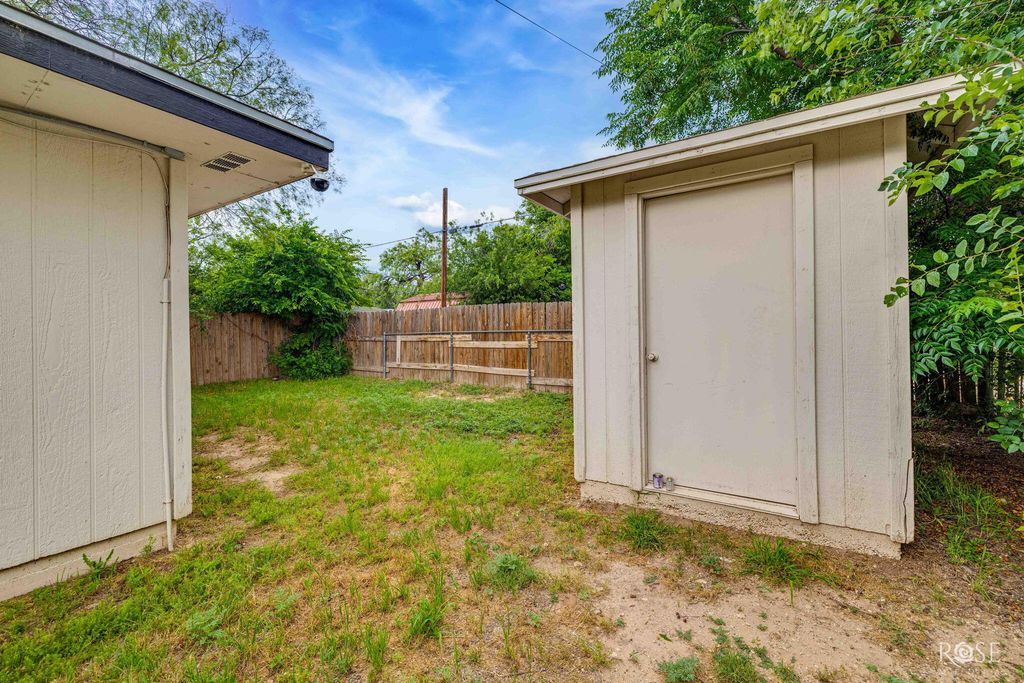 Image 29 of property listing at 210 W 10th Street, San Angelo, TX 76903