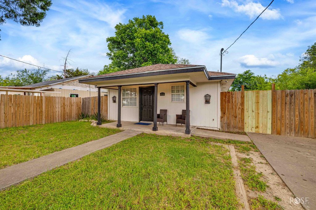 Image 3 of property listing at 210 W 10th Street, San Angelo, TX 76903