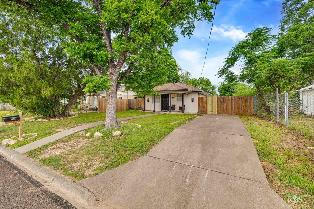 Image 4 of property listing at 210 W 10th Street, San Angelo, TX 76903