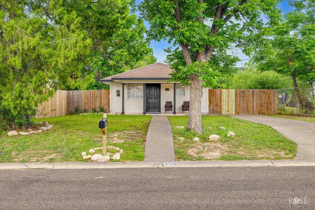 Image 5 of property listing at 210 W 10th Street, San Angelo, TX 76903