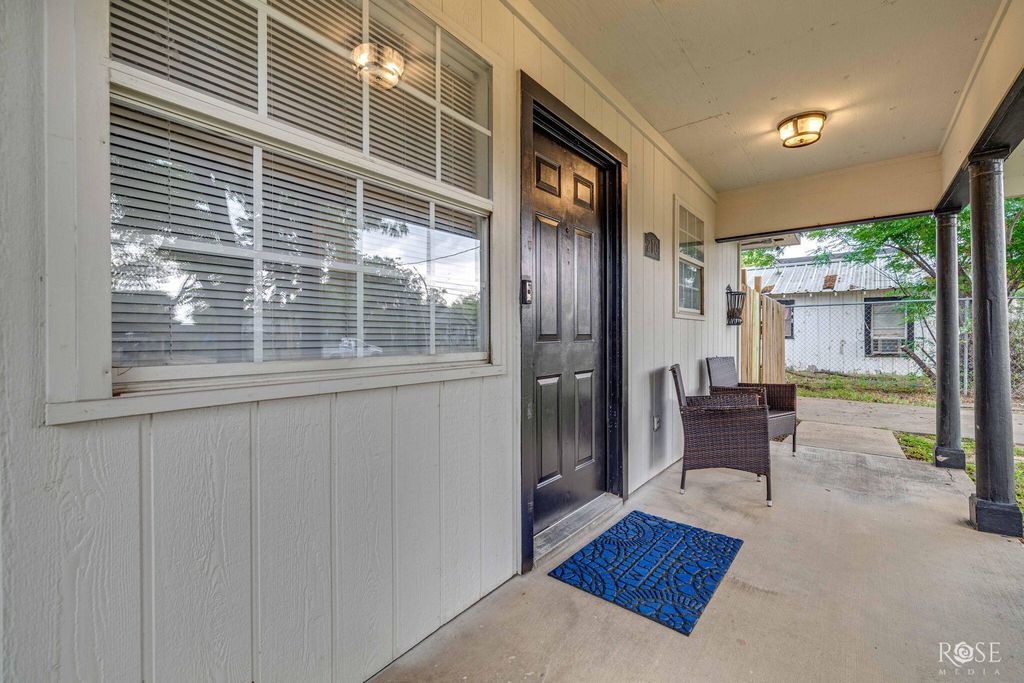 Image 6 of property listing at 210 W 10th Street, San Angelo, TX 76903