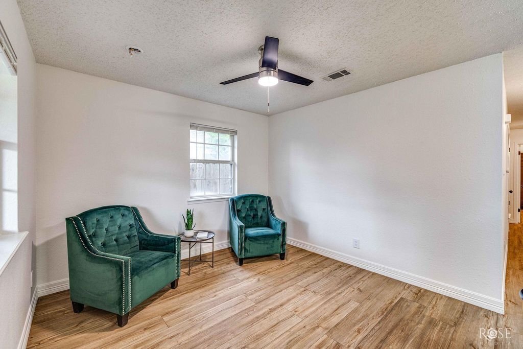 Image 7 of property listing at 210 W 10th Street, San Angelo, TX 76903