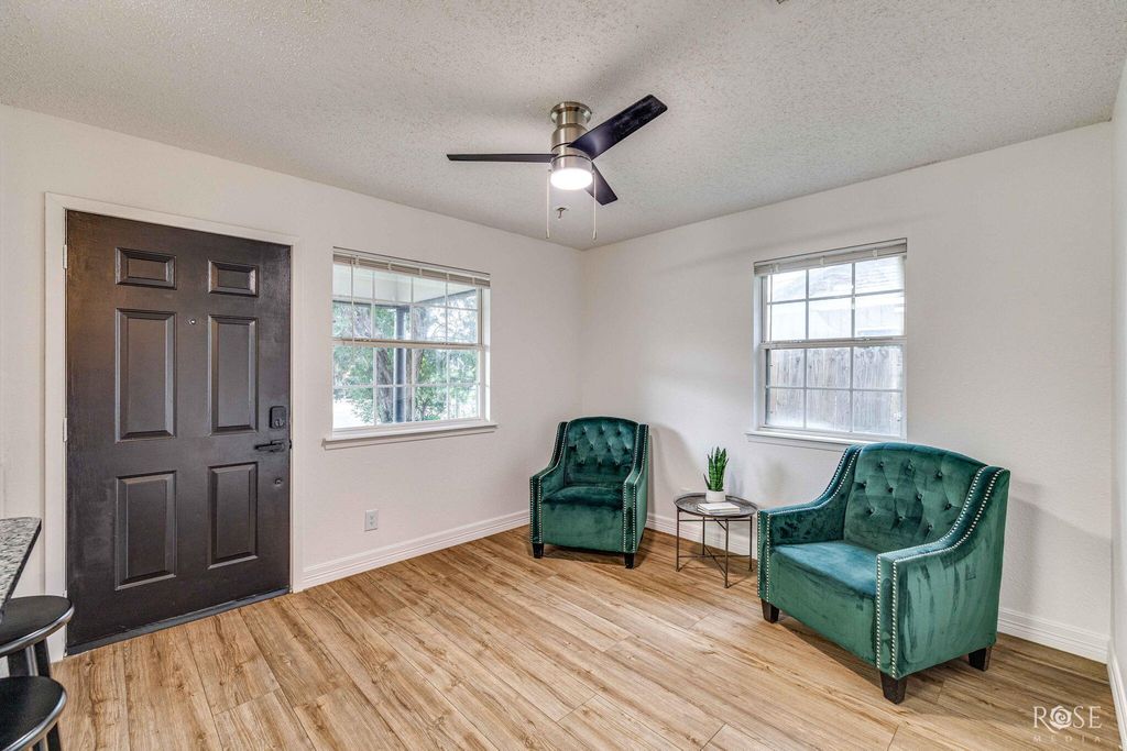 Image 8 of property listing at 210 W 10th Street, San Angelo, TX 76903