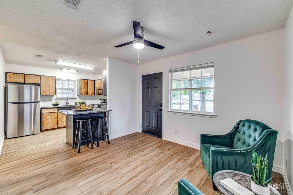 Image 9 of property listing at 210 W 10th Street, San Angelo, TX 76903