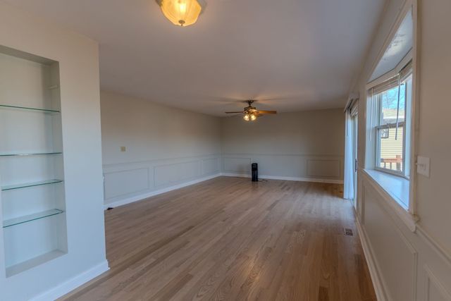 4345 Mumford Drive, Hoffman Estates, IL 60192