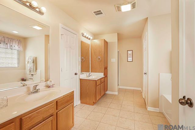 26184 Glenbrooke Dr, Denham Springs, LA 70726