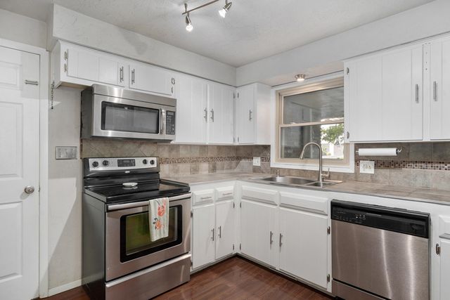3442 S Carriage Avenue, Springfield, MO 65809