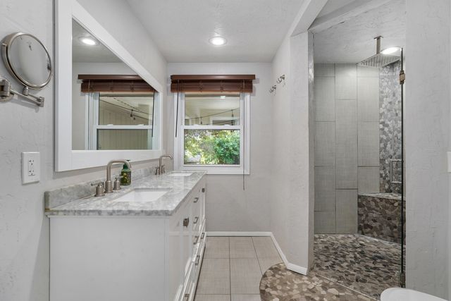 3442 S Carriage Avenue, Springfield, MO 65809