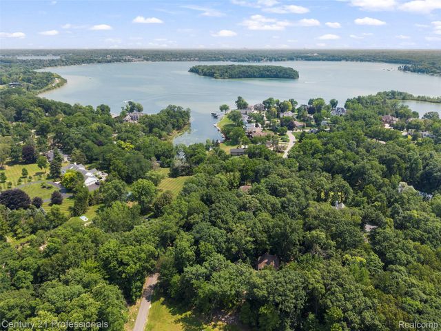 5135 Virgie Lane, West Bloomfield Charter Township, MI 48324