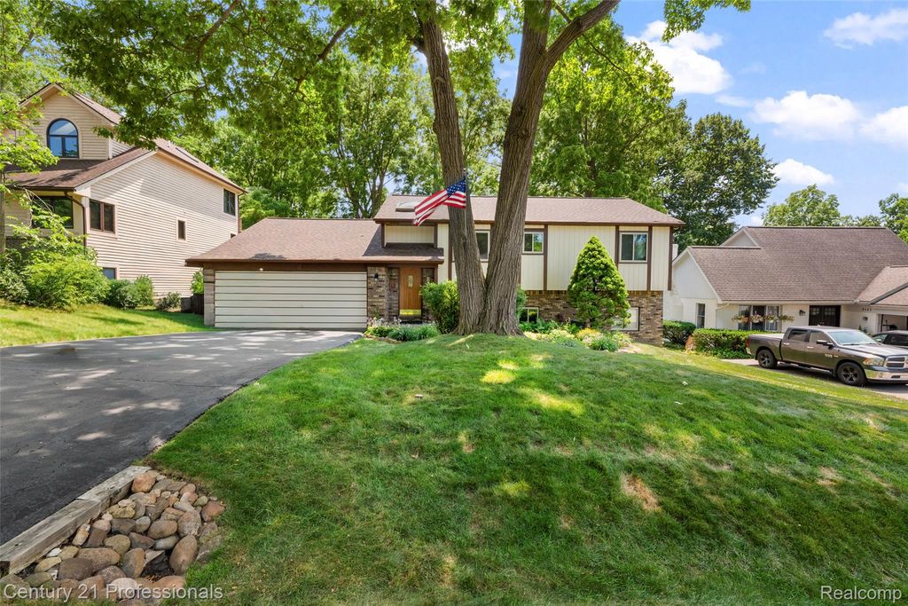 5135 Virgie Lane, West Bloomfield Charter Township, MI 48324