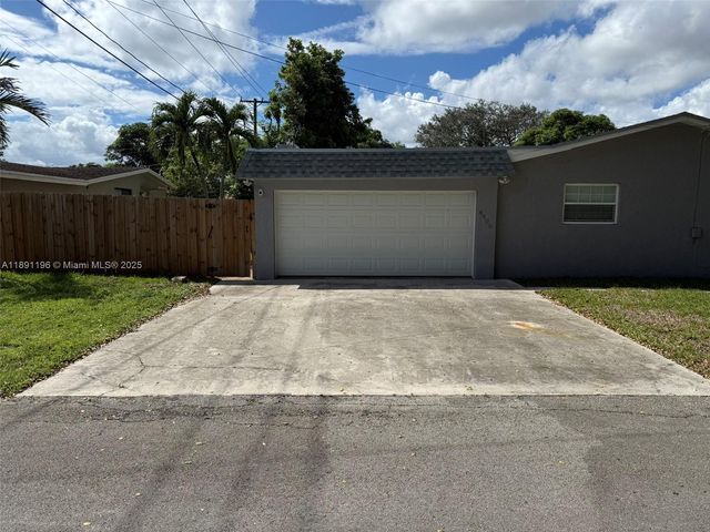 4300 NW 3rd Ct 1, Plantation, FL 33317