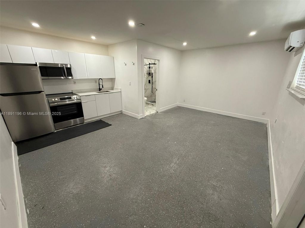 4300 NW 3rd Ct 1, Plantation, FL 33317